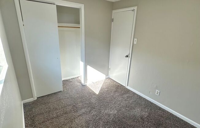 2 beds, 1 bath, 700 sqft, $1,300