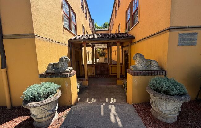 Studio, 1 bath, 320 sqft, $1,129, Unit 06