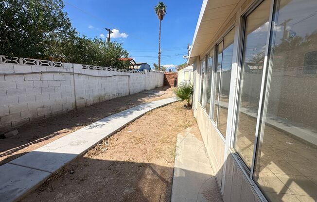 3 BEDROOMS 2 BATHROOMS HOUSE AVAILABLE FOR RENT !!!