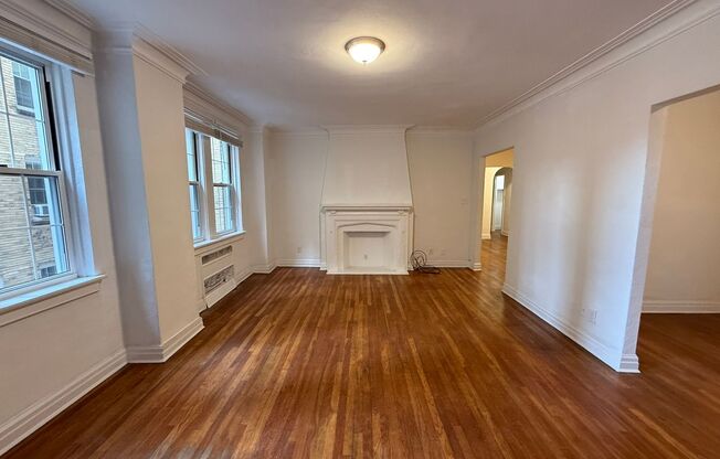 1 bed, 1 bath, 962 sqft, $1,510, Unit New King Edward  306