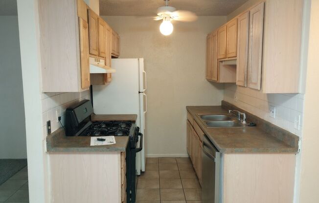 Expo 247 with 2 bed, 1 Bath, 800 SF with AC, washer/dryer on site
