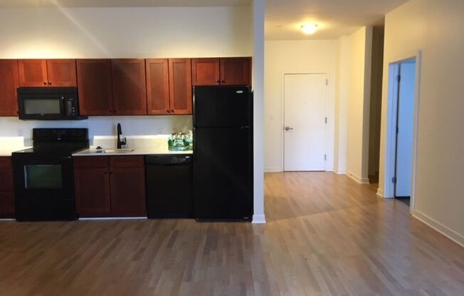 3 beds, 1 bath, $2,600, Unit 424