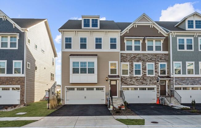Massive 4 BR/2 Full BA & 2 Half BA EOG Townhome in Glen Burnie!