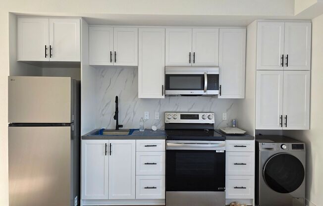 Studio, 1 bath, 327 sqft, $1,695, Unit 206