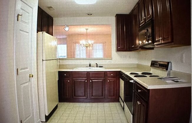 Community Pool, Dog Park and Clubhouse at Your Doorstep!