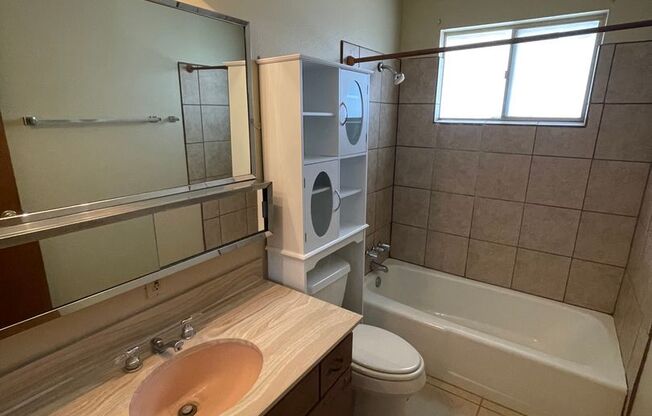 2 beds, 1 bath, 887 sqft, $900