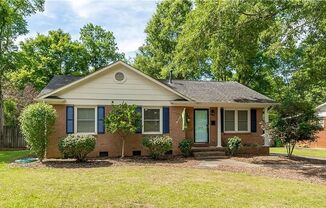 Come check out this 3 bd 1.5 ba home. Located in Cotswold.