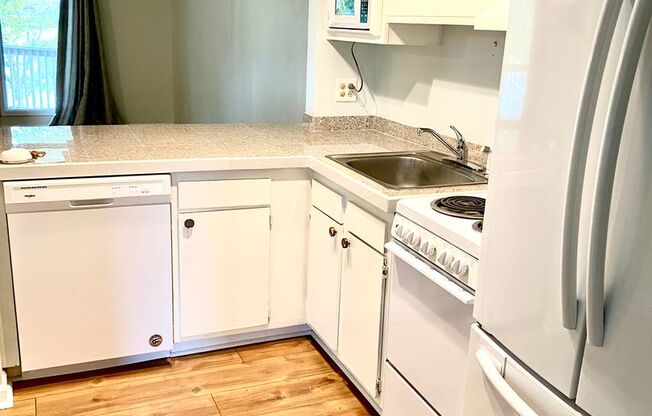 1BD/1BA Dream Condo Screened In Porch Overlooking Tennis Courts Marina Nearby