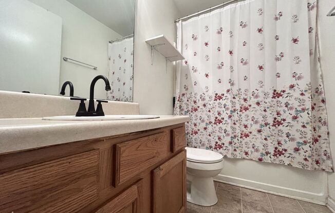 3 beds, 2 baths, $1,900, Unit Unit D
