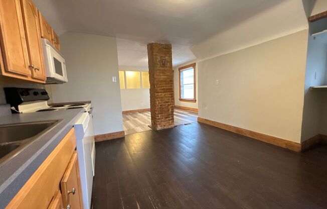 1 bed, 1 bath, 700 sqft, $700, Unit Unit B