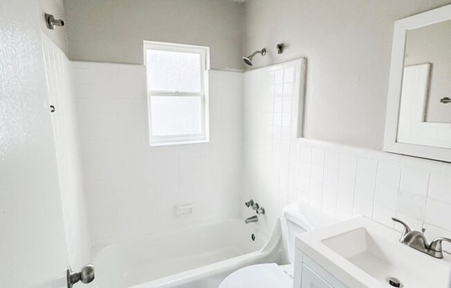 2 beds, 1 bath, 850 sqft, $1,300, Unit 26-A4