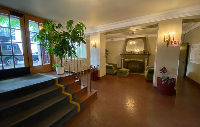 Adorable Studio in the Heart of Downtown with Washer/Dryer in Unit!