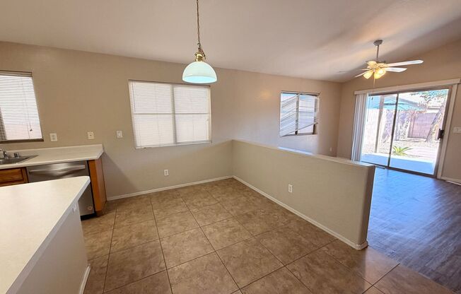 3/2 Single story Avondale Home *Custom Paint* & Carpet in Beds Only!
