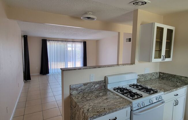 3Bed/2Bath House w/1-Car Garage, Great Yard & Patio Near Commisary/Exchange