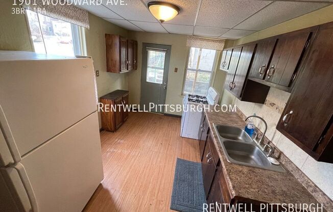 3 beds, 1 bath, 1,364 sqft, $1,375