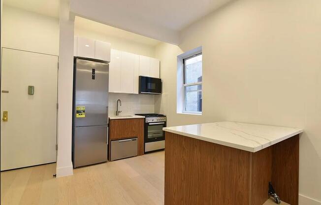 3 beds, 1.5 baths, $7,000, Unit 19