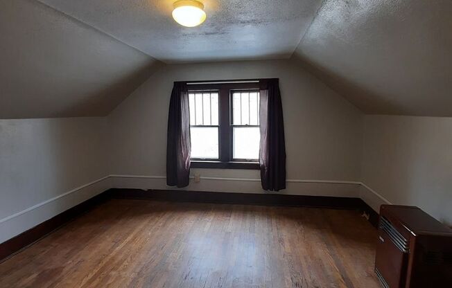 1 bed, 1 bath, $695, Unit UPSTAIRS