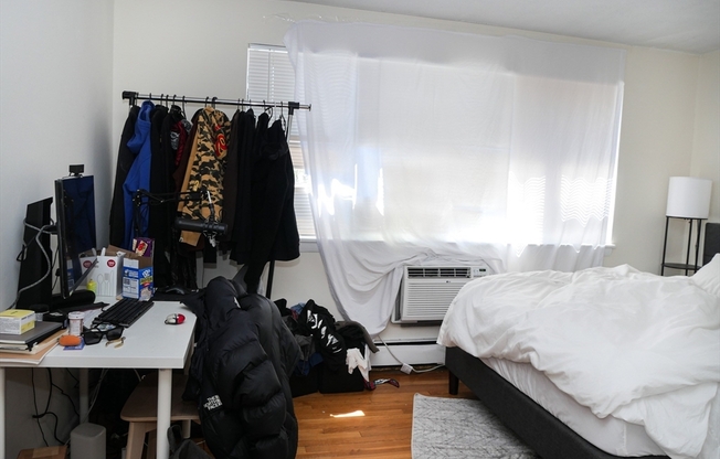 3 beds, 1 bath, 850 sqft, $3,900, Unit 11