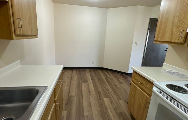 2 beds, 1 bath, 820 sqft, $899.99, Unit 1712-B15