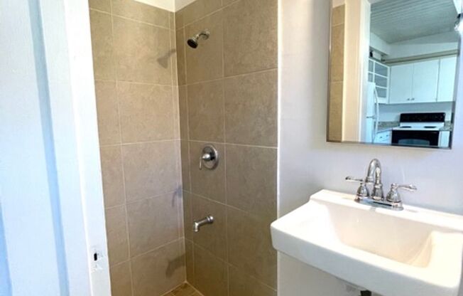 2 Bedroom, 2 Bathroom, 1 Parking (Tropic Gardens)