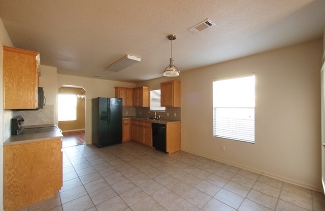 3 beds, 2 baths, $1,600