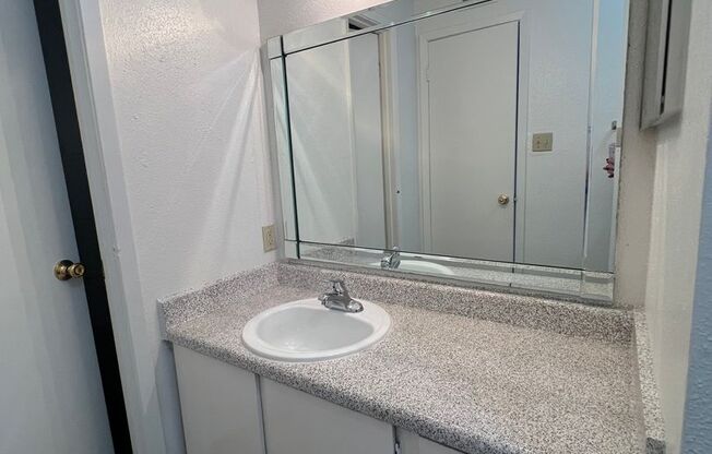 2 beds, 2 baths, 1,000 sqft, $1,315, Unit 1009