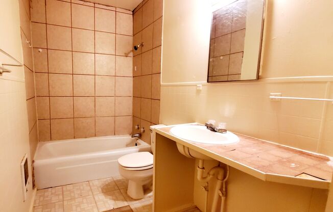 2 beds, 1 bath, $615, Unit APT# 2