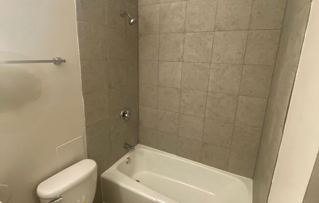 2 beds, 1.5 baths, 963 sqft, $1,299, Unit 5166 B20