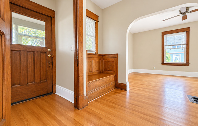 Available NOW! Large 4 bedroom 1 bath house in Dayton's Bluff area!!