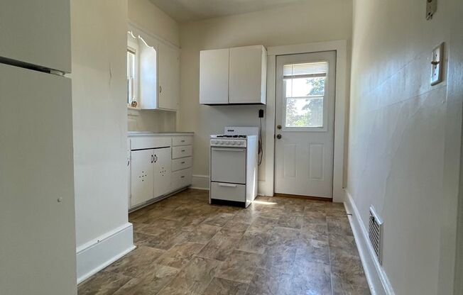 Beautiful 2 Bedroom Apt in Quiet Neighborhood