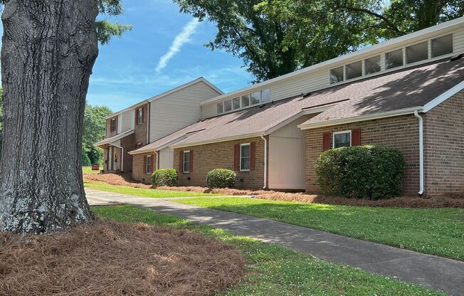 3 beds, 1 bath, 1,010 sqft, $1,595, Unit 77