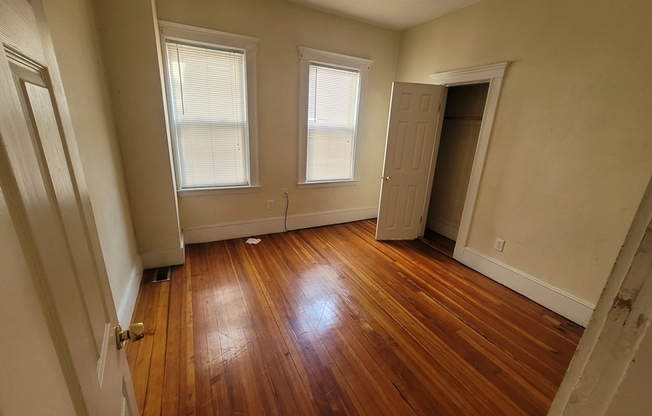 3 beds, 1 bath, 1,600 sqft, $3,300, Unit 2