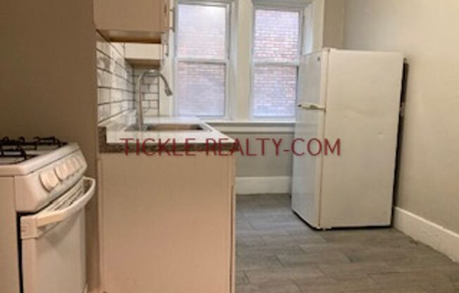 1 bed, 1 bath, $995, Unit S10