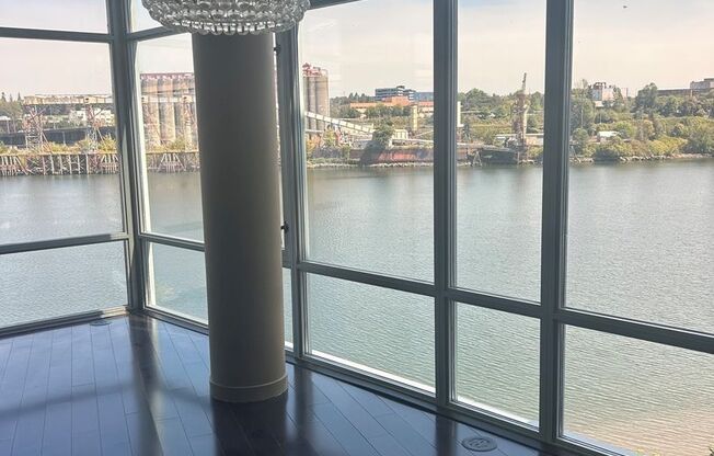 Waterfront Pearl Condo with Sweeping River & Bridge Views