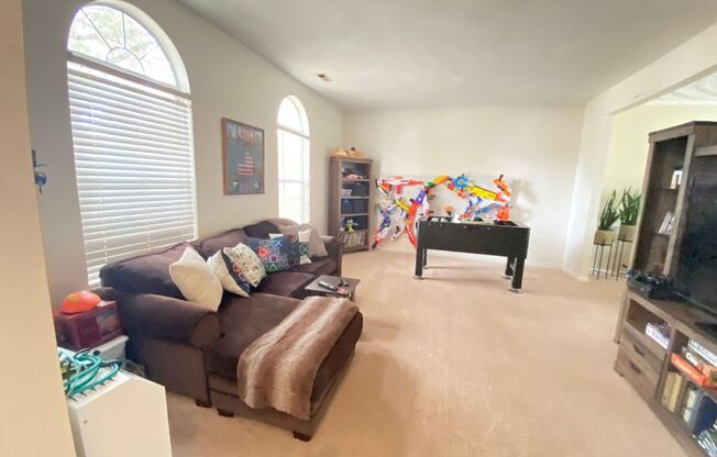 NICE 4 BD/ 2.5 BATH SINGLE FAMILY HOME