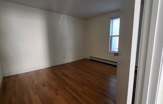 3 beds, 1 bath, $2,300, Unit 3