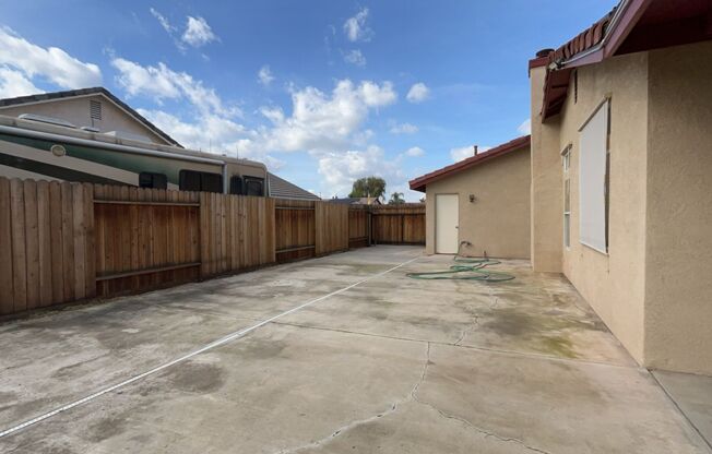Beautiful NW home w/ SOLAR! 3bd+2ba $2,400!!