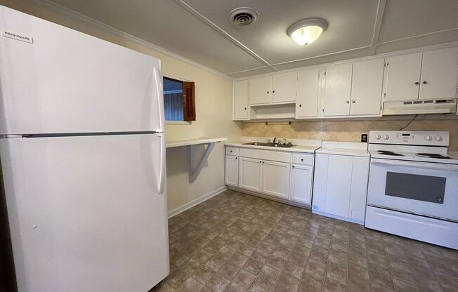 3 beds, 1 bath, $950