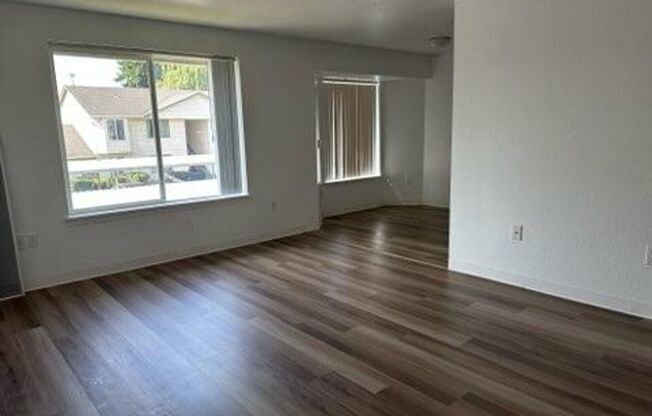 2 beds, 2 baths, 900 sqft, $1,525, Unit 211*