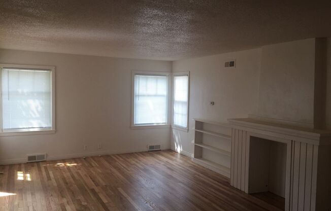 2 beds, 1 bath, $1,100, Unit 724