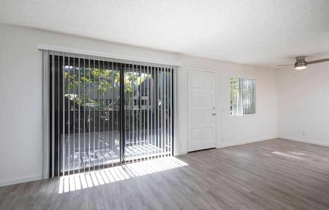 *OPEN HOUSE: 5/31 10AM-12:30PM* La Jolla 2BR with W/D and Covered Parking!