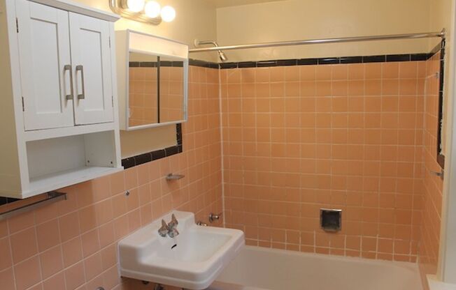 2 beds, 1 bath, $1,555, Unit 21E1