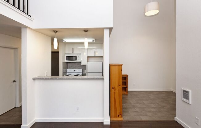 3 beds, 1 bath, $3,830, Unit 308