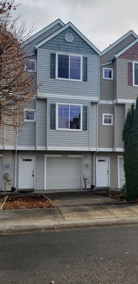 Great 2 Bedroom - 2 and 1/2 bathroom Townhome with a single car attached garage- Beaverton