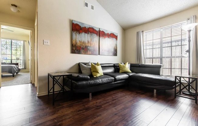 3/2 Attached House in Wilshire Heights!