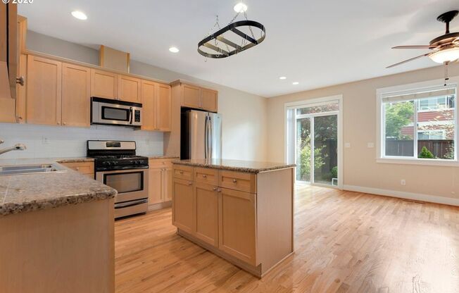 1/2 Month Free! Bright Bull Mountain Townhome - Hardwoods, Granite, Private Patio, Garage, and more!