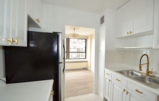 3 beds, 2 baths, $3,800, Unit 418-1505