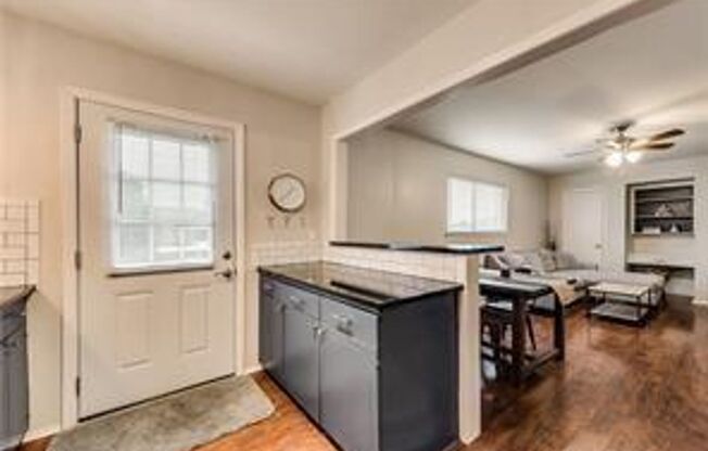 Cozy 2 Bedroom Condo minutes from SMU!