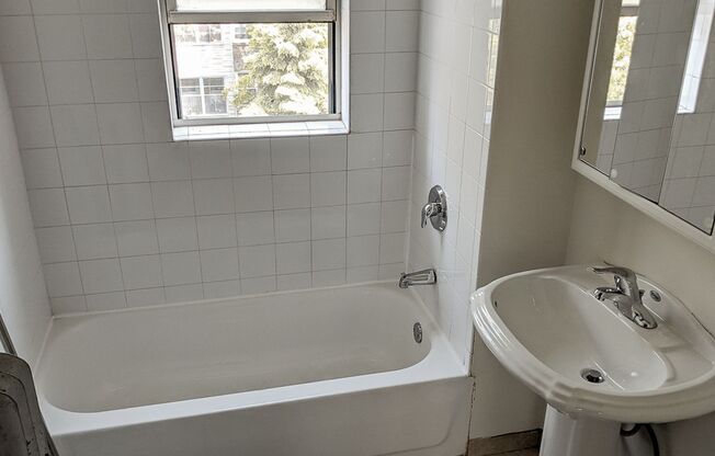 1 bed, 1 bath, 670 sqft, $1,635, Unit 1922-3