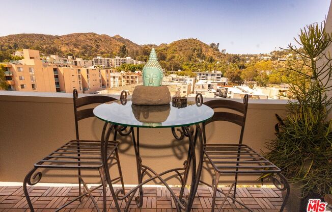 1 bed, 2 baths, 966 sqft, $5,700, Unit 901